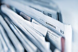 Picture of several folded newspapers, e.g. at a newsagent's